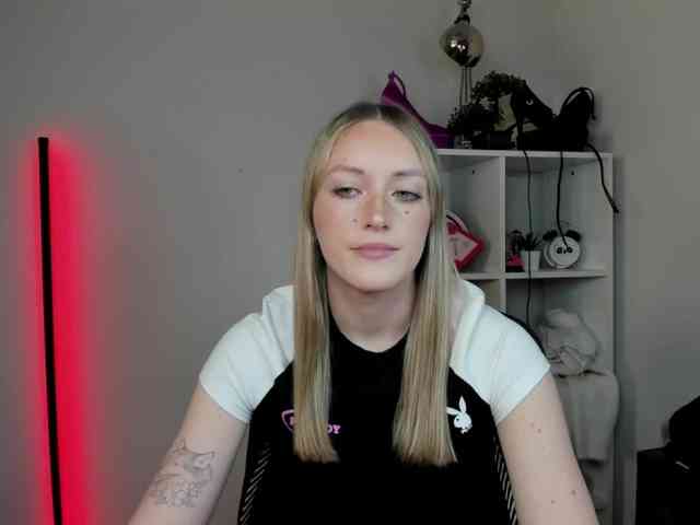 EvelynBlond26 webcam