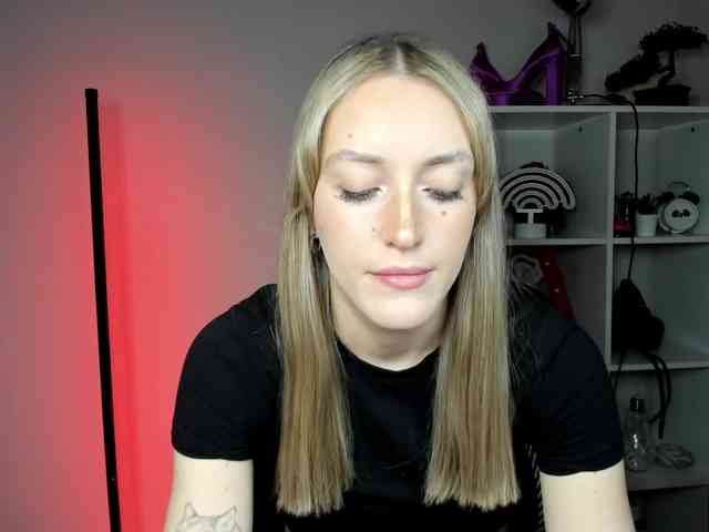 EvelynBlond26 webcam