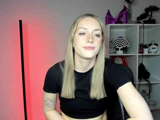 EvelynBlond26 webcam