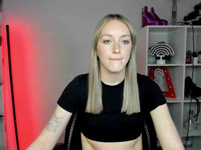 EvelynBlond26 webcam