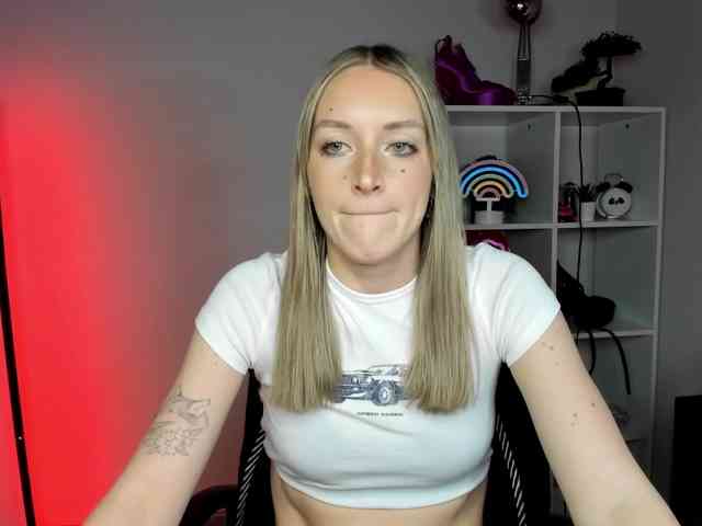 EvelynBlond26 webcam