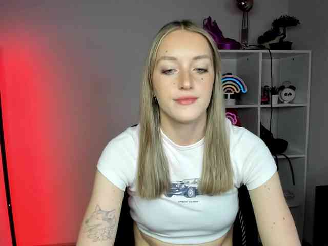 EvelynBlond26 webcam