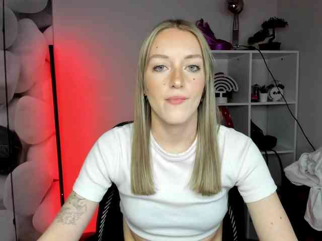 EvelynBlond26 webcam