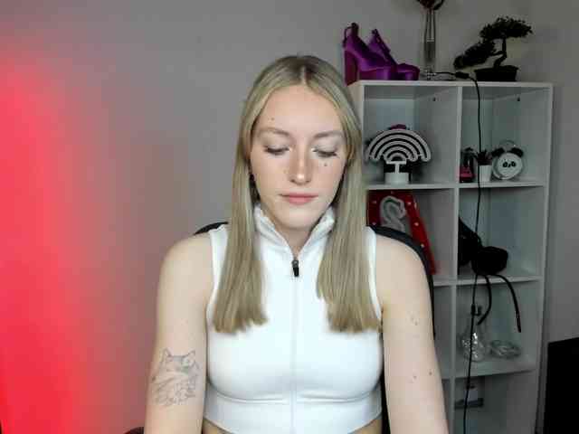 EvelynBlond26 webcam