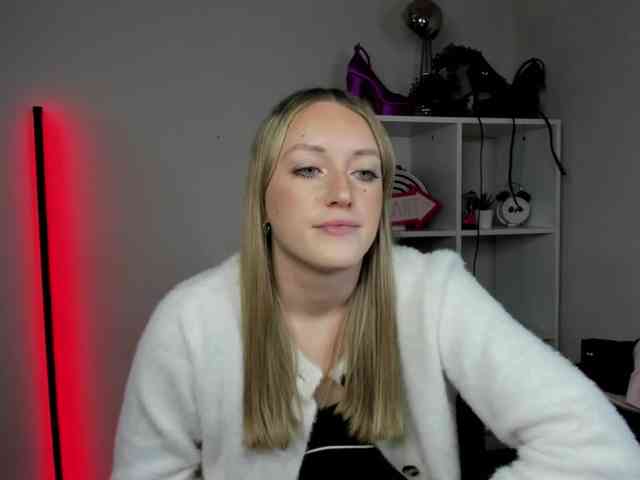EvelynBlond26 webcam