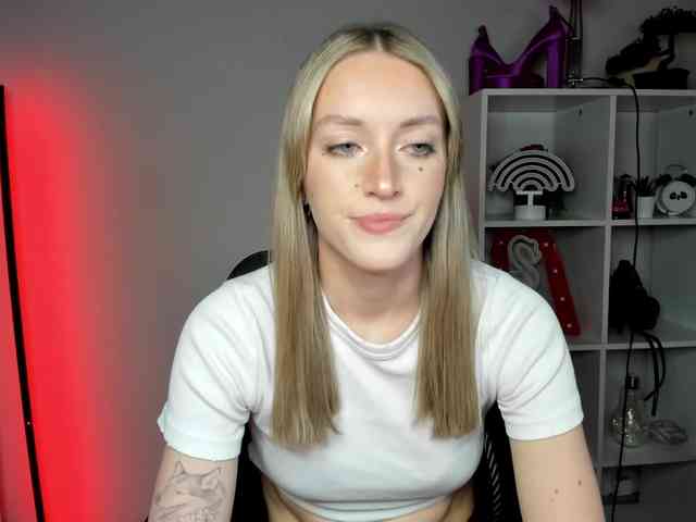 EvelynBlond26 webcam
