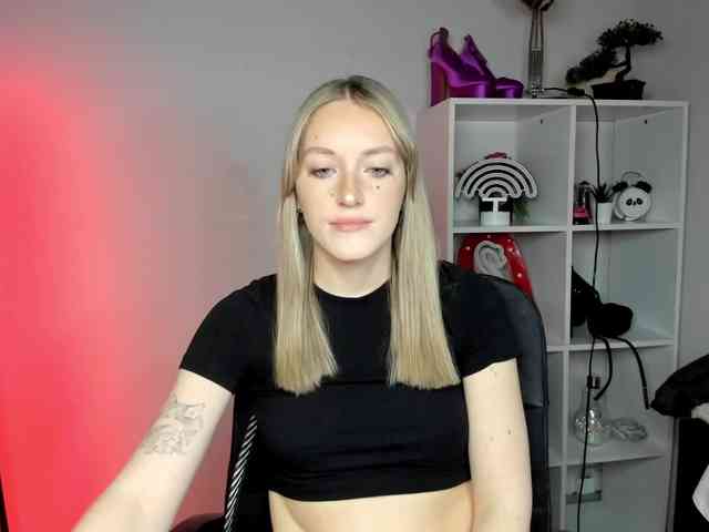 EvelynBlond26 webcam