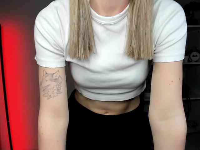 EvelynBlond26 webcam