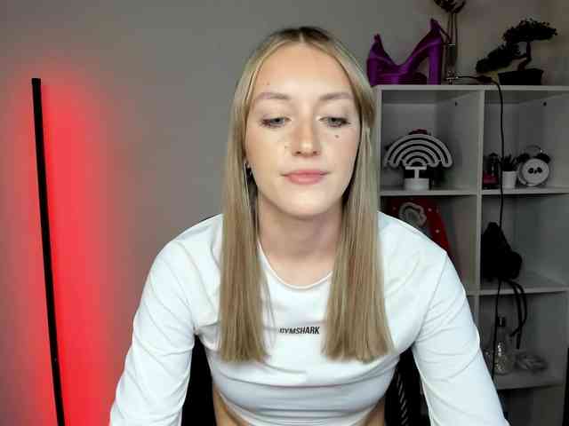 EvelynBlond26 webcam