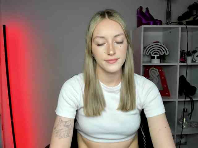 EvelynBlond26 webcam