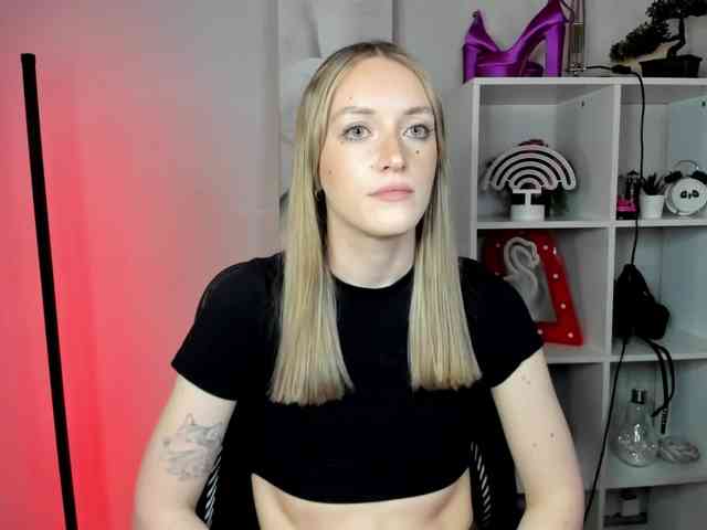 EvelynBlond26 webcam