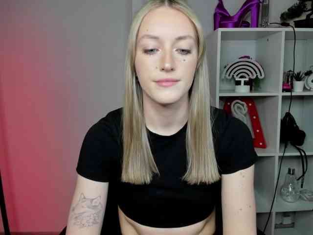 EvelynBlond26 webcam