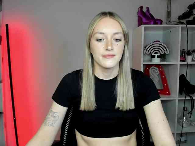 EvelynBlond26 webcam