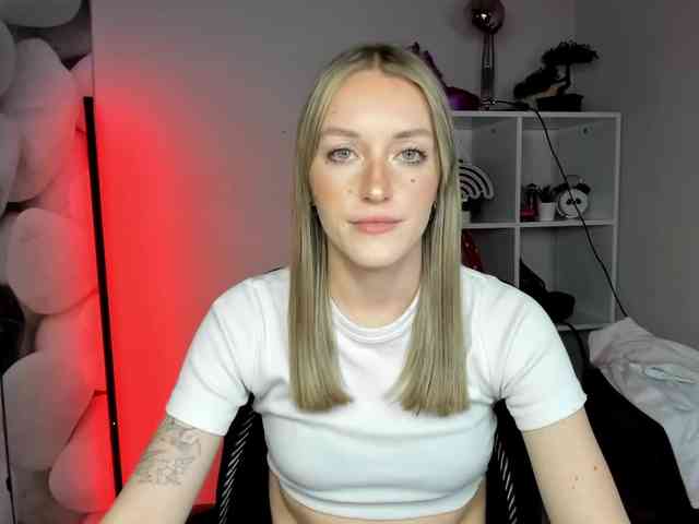 EvelynBlond26 webcam