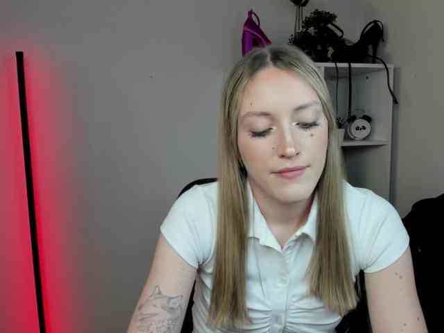 EvelynBlond26 webcam