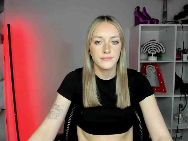 EvelynBlond26 webcam