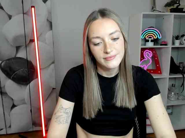 EvelynBlond26 webcam