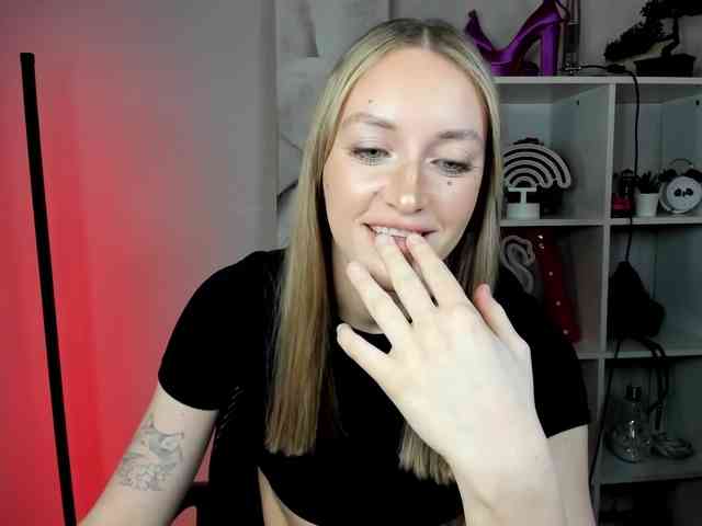EvelynBlond26 webcam