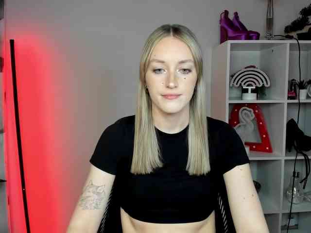 EvelynBlond26 webcam