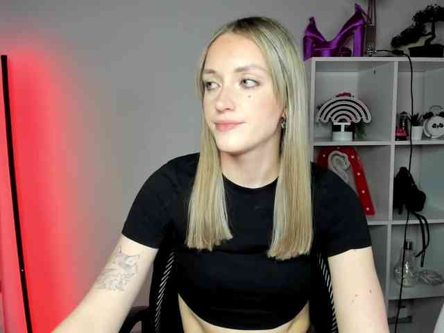 EvelynBlond26 webcam