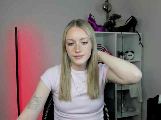 EvelynBlond26 webcam