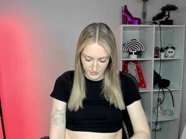 EvelynBlond26 webcam