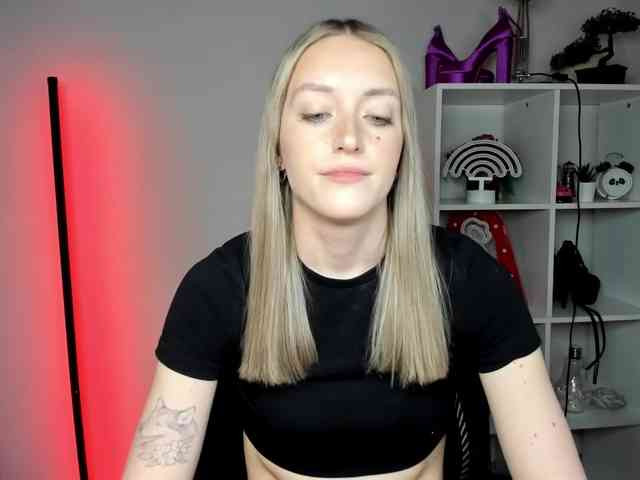 EvelynBlond26 webcam