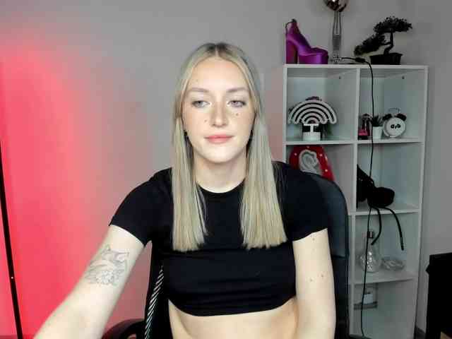 EvelynBlond26 webcam