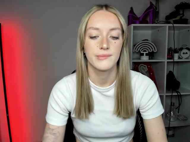 EvelynBlond26 webcam