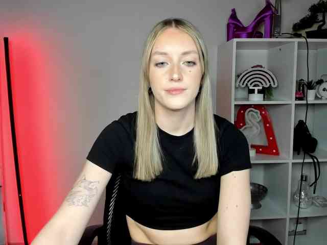 EvelynBlond26 webcam