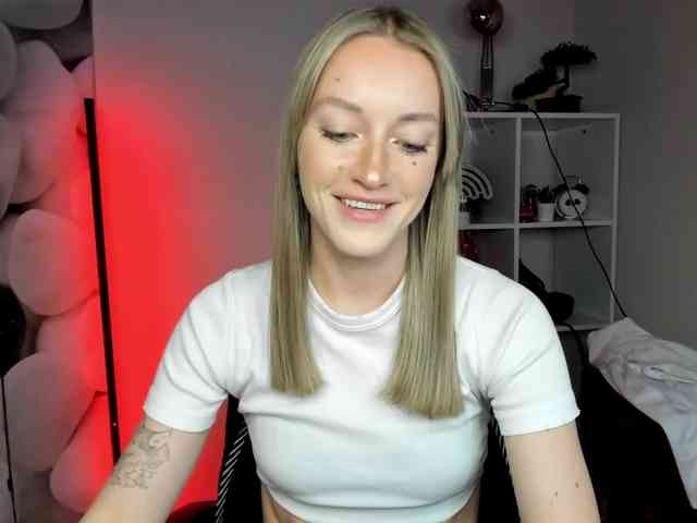 EvelynBlond26 webcam