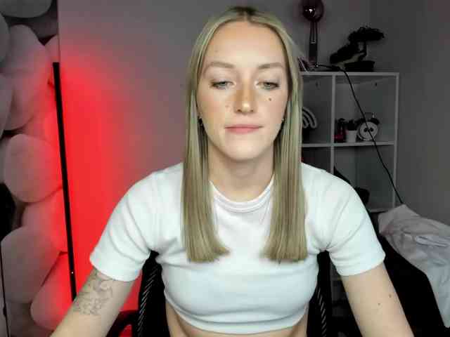 EvelynBlond26 webcam