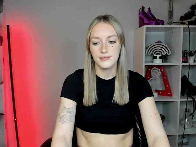 EvelynBlond26 webcam
