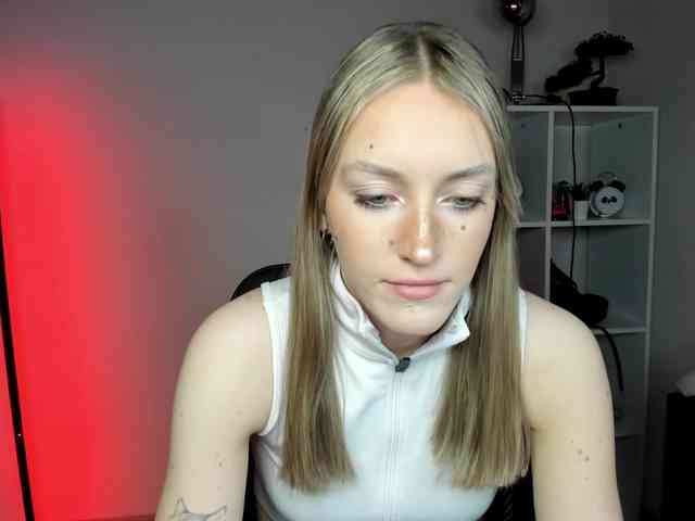 EvelynBlond26 webcam