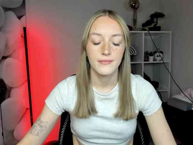 EvelynBlond26 webcam