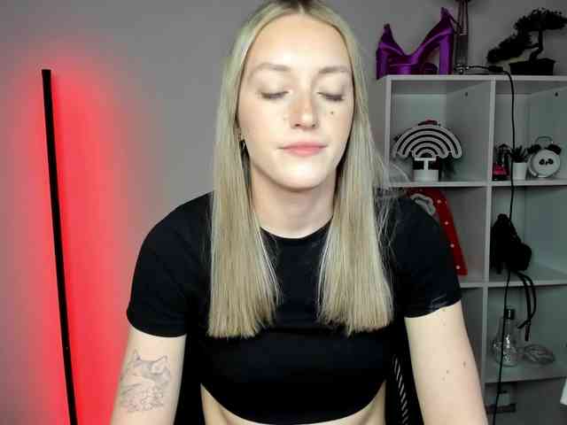 EvelynBlond Live Webcam on BongaCams