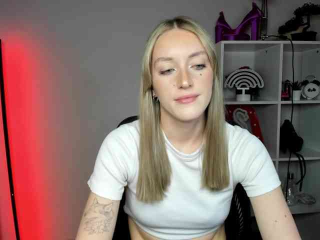 EvelynBlond26 webcam