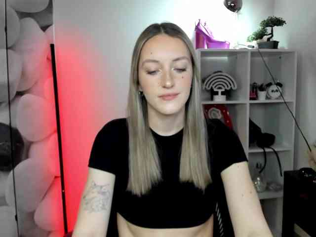 EvelynBlond26 webcam