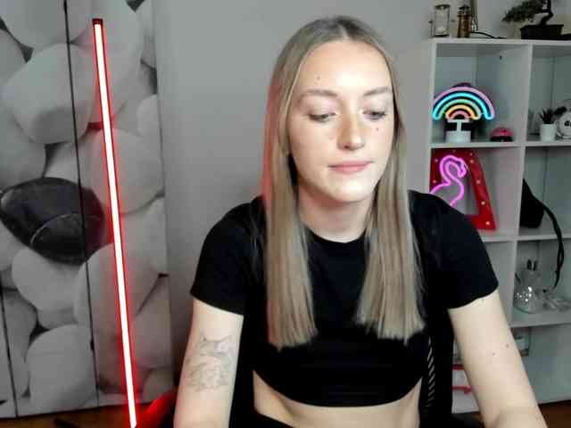 EvelynBlond26 webcam