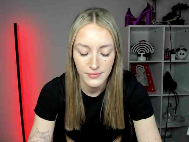 EvelynBlond Live Webcam on BongaCams