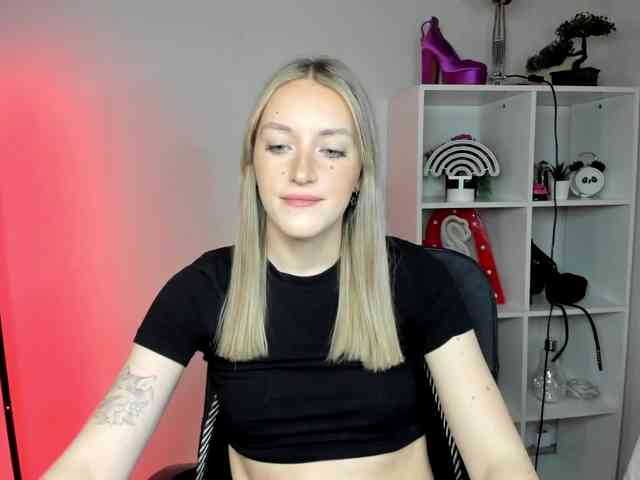 EvelynBlond26 webcam