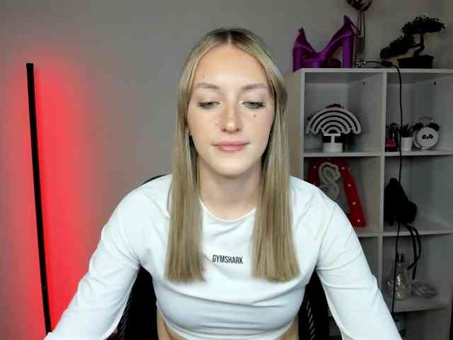 EvelynBlond26 webcam