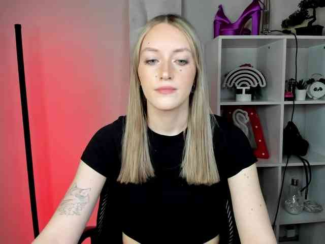 EvelynBlond26 webcam