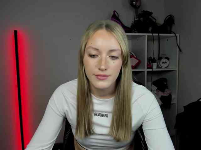 EvelynBlond26 webcam