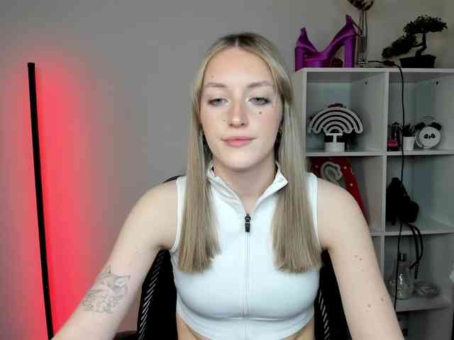 EvelynBlond26 webcam
