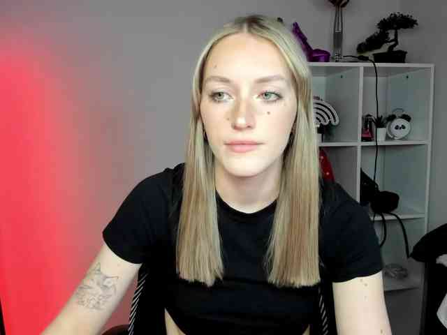 EvelynBlond26 webcam