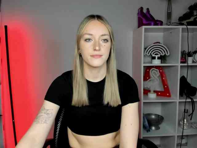 EvelynBlond26 webcam