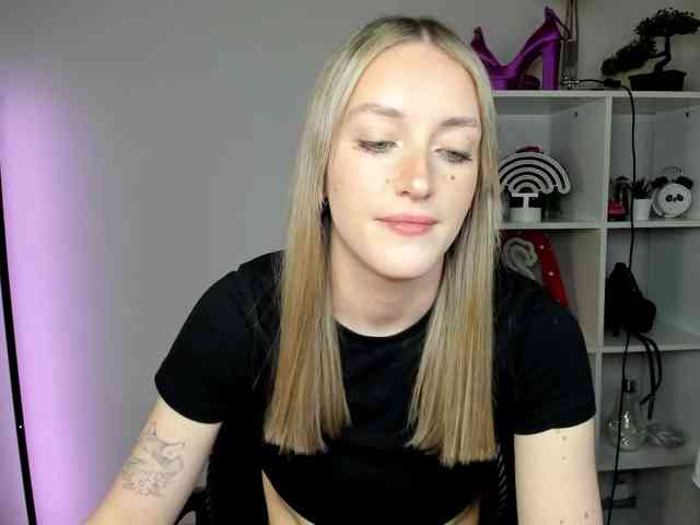 EvelynBlond26 webcam
