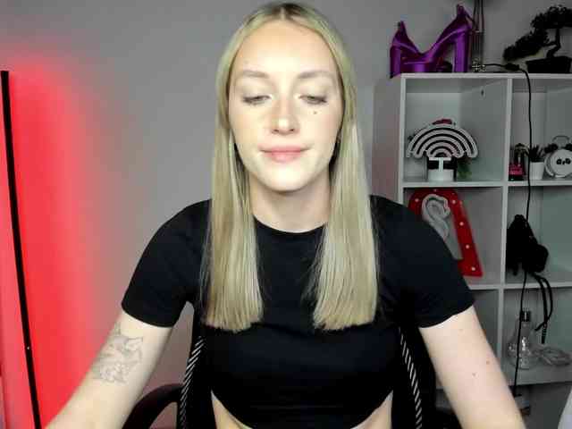 EvelynBlond26 webcam