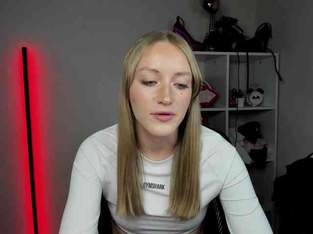 EvelynBlond26 webcam